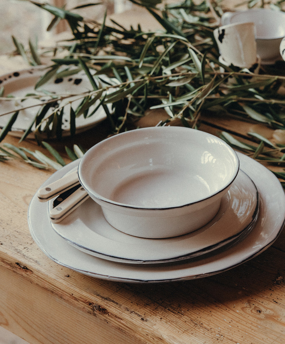 Bevagna Dinner Plate with Black Rim